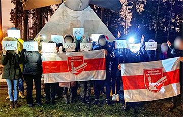 Бело-красно-белые флаги и гербы «Погоня»: белорусы вышли на вечерний протест