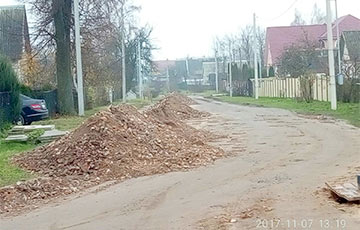 Фотофакт: Могилевские дороги «ремонтируют» битым кирпичом и стеклом