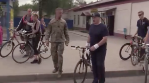 Лукашенко с младшим сыном заехали на велосипедах в поселок под Оршей