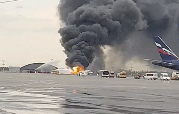 Видеофакт: в московском аэропорту Шереметьево загорелся самолет