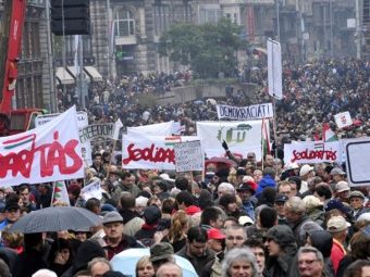 На улицы Будапешта вышли десятки тысяч противников правительства