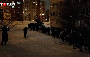 Большая колонна протестующих собралась во Фрунзенском районе Минска