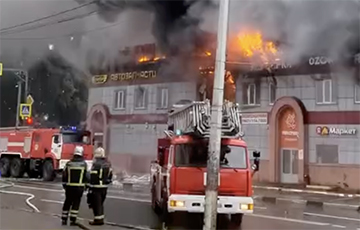 Масштабный пожар с фейерверками: под Москвой загорелся большой ТЦ