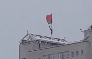 В Минске ветер сначала разорвал, а затем и сорвал красно-зеленые флаги