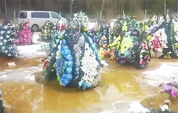 «Мэр» Барановичей занервничал из-за ситуации с плавающим кладбищем