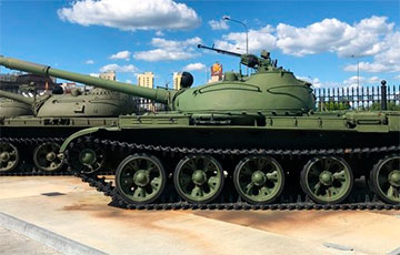 Украинские бойцы затрофеили вражеский танк Т-62, разработанный в середине XX века