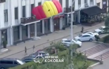 В Минске парашютист МЧС «экстренно» приземлился на парковку у посольства Грузии
