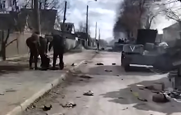 Украинский пенсионер из трофейного РПГ-18 подбил вражеский бензовоз и остановил колонну оккупантов