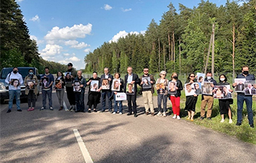 Литовские журналисты провели акцию у границы с портретами белорусских коллег