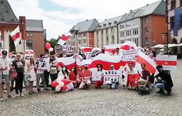 «Будьте смелыми, как Тихановские!»: Франкфурт поддержал белорусов