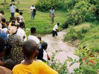 В Конго 12 человек утонули в реке во время крещения