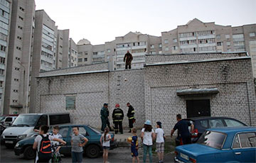 Фотофакт: В Могилеве МЧС приехало, чтобы достать детям мяч с крыши