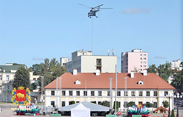 Вертолет «возит» на канате трех мужчин над Гродно