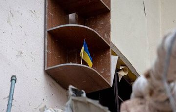 Флаг Украины остался невредимым среди руин в Сумах
