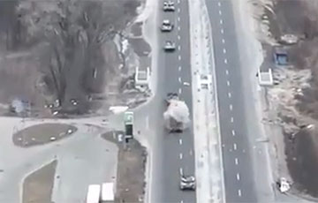Колонна российских танков попала в засаду возле дороги: сильное видео