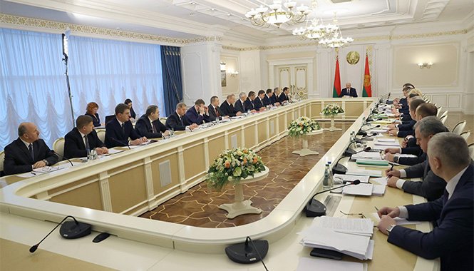Лукашенко считает опрометчивым строить жесткие планы на будущий год