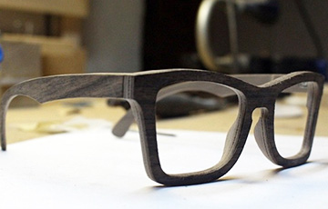 Как гродненские мастера делают деревянные очки за $100