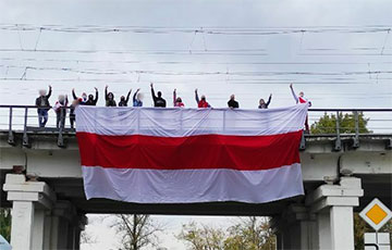 Жители минской Степянки приветствовали водителей большим национальным флагом