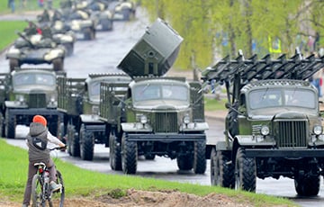 На двух беларусских трассах зафиксировали крупные колонны с московитской военной техникой