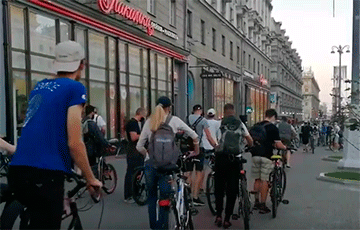 300 велосипедистов прокатились по проспекту Независимости в Минске