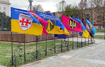 Флаг беларусских добровольцев подняли в Херсоне