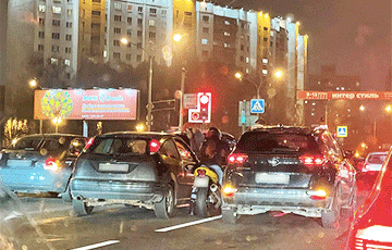 В Минске мотоциклист застрял между машин на светофоре