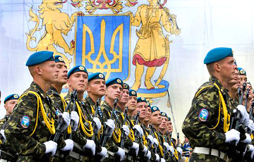 Порошенко хочет закрепить законом воинское приветствие «Слава Украине!»