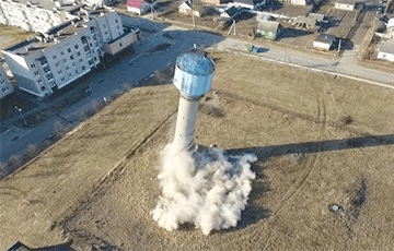 Видеофакт: 37-метровую водонапорную башню в Ляховичах снесли одним взрывом