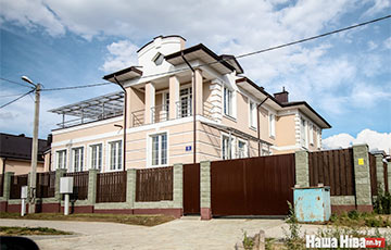 Сербские друзья Лукашенко сдают свой замок в Дроздах
