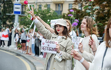 Белоруски выстроились в цепь солидарности на площади Победы в Минске