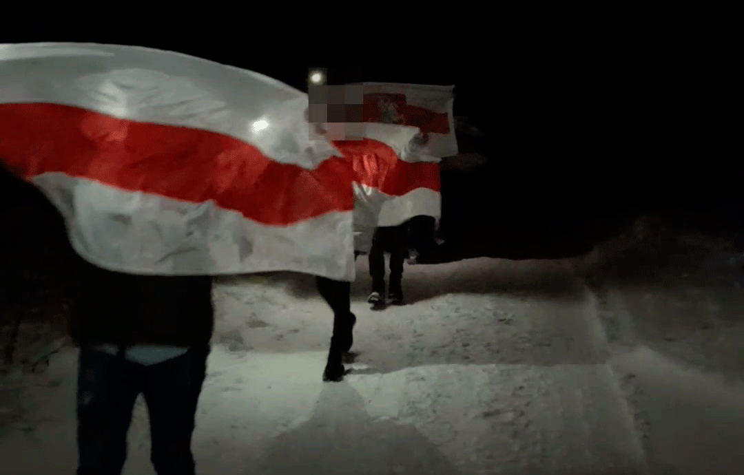 Жители Ракова вышли на вечерний марш с национальными флагами