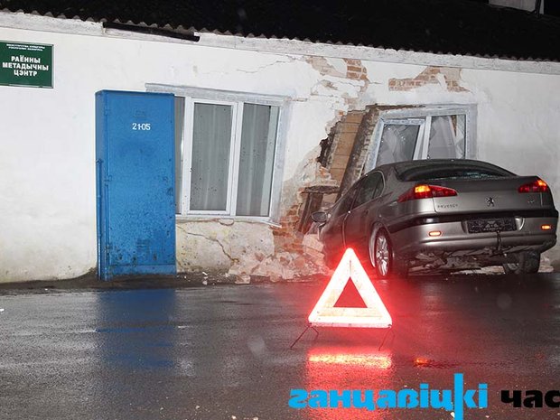 Бесправница на Peugeot протаранила стену здания