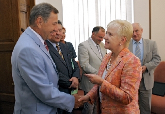 Ермошина вручила удостоверение международного наблюдателя председателю ЦИК Казахстана