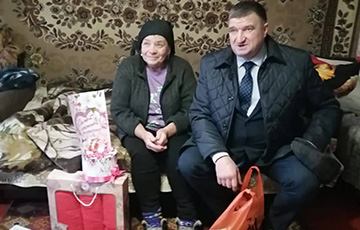 В Курской области матерям погибших оккупантов власти подарили торт и полотенца