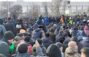 Протестующие в Казахстане взяли в плен военных