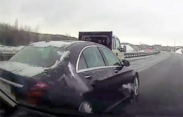 Думал, было касание»: лихой маневр водителя Mercedes в Минске попал на видео