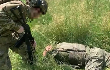 Московитский оккупант бежал сломя голову, чтобы сдаться в плен к ВСУ