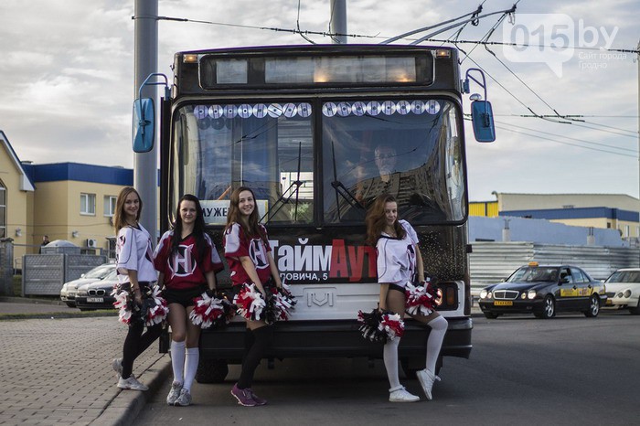 Фотофакт: По центру Гродно катался троллейбус с go-go танцовщицами