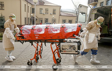 Фотофакт: Транспортировка пациента с коронавирусом в Минске