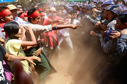 Полиция Мьянмы задержала около ста демонстрантов