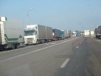 Почти 1,5 тыс. грузовиков стоят в очередях в пунктах пропуска на границе с Литвой