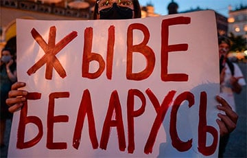 В Витебске сторож написал «Жыве Беларусь!» на капоте авто соседа-мента