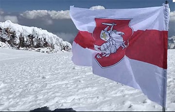 Видеофакт: Бело-красно-белый флаг над вершиной Эльбруса