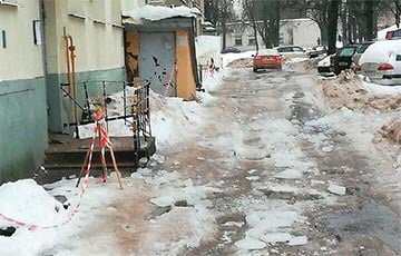 В Витебске упавшая с крыши глыба льда убила 39-летнюю женщину