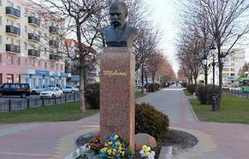 Жителя Бреста арестовали на 15 суток за цветы к памятнику Тарасу Шевченко