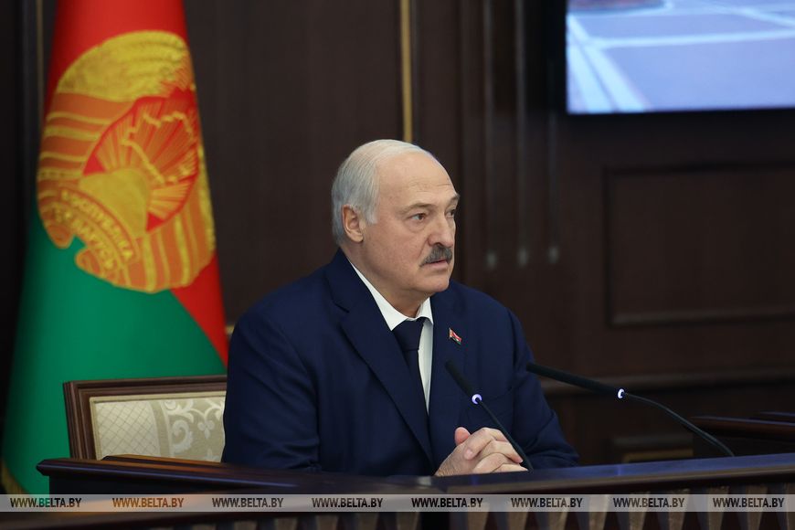 Лукашенко: время почти военное, экономика - реальное поле боя