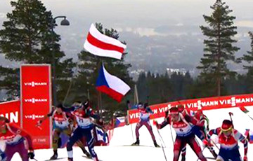 Фотофакт: Белорусские биатлонистки финишировали под бело-красно-белым флагом