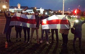 Жители минской Малиновки вышли на акцию с баннером «Нас не сломить»