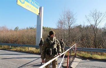 Украинцы поставили на границе проектор, на котором показывают БЧБ-флаги и обращение Зеленского