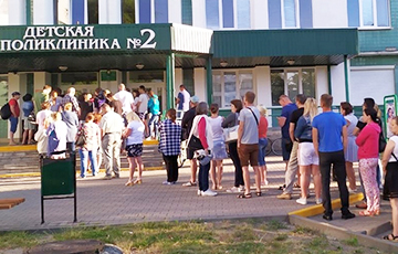 Блогер из Борисова попытался разобраться, почему люди часами ждут в поликлинике